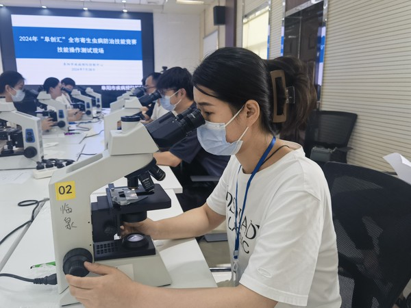 4.1血涂片、粪涂片镜检测试现场.jpg